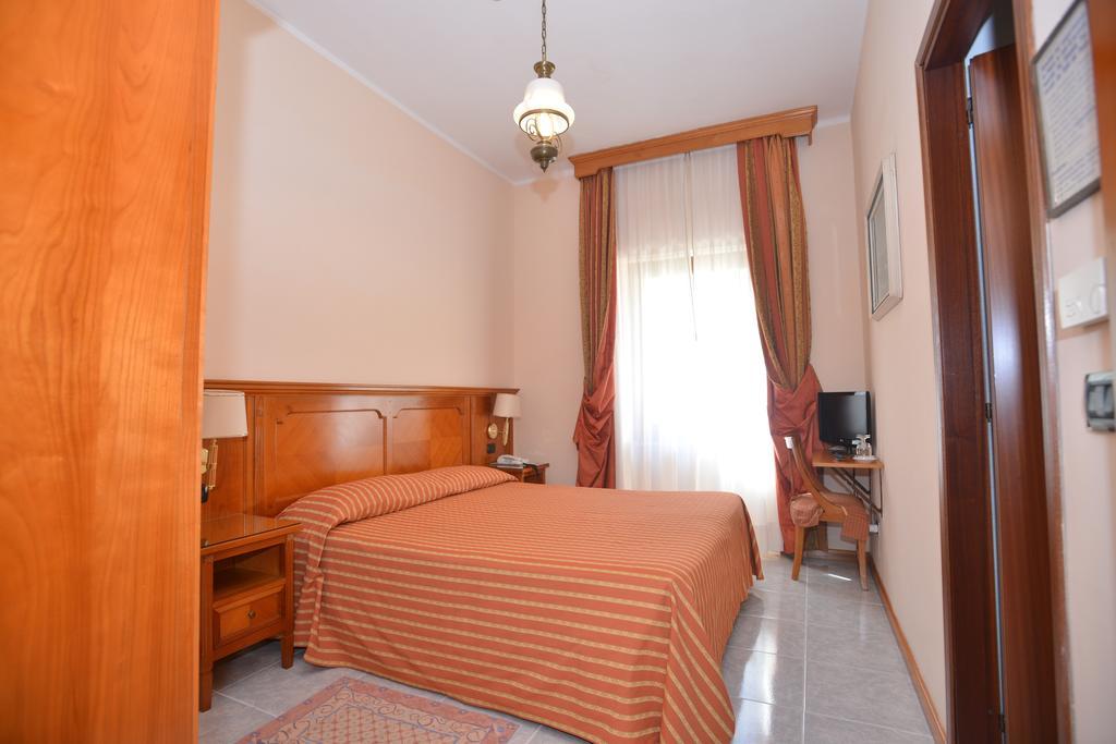 Hotel Acqui & Centro Benessere Акуи Терме Стая снимка