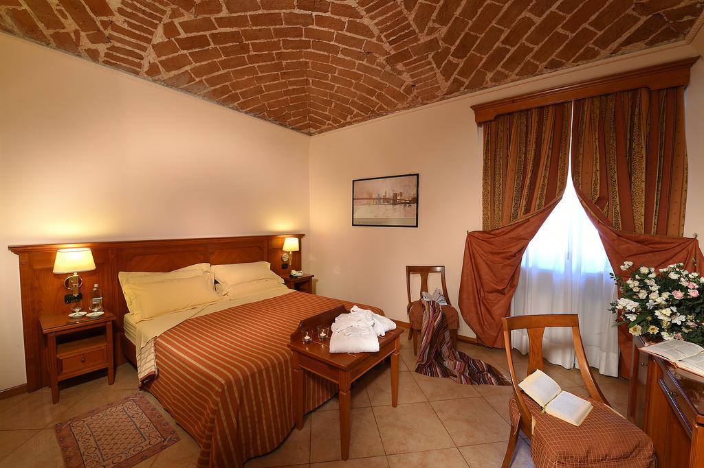 Hotel Acqui & Centro Benessere Акуи Терме Стая снимка